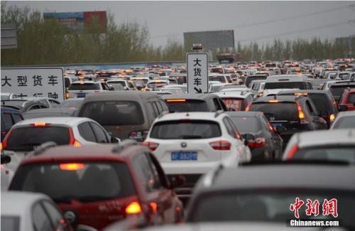 机动车保有量突破3亿 中国汽车社会"症候群"凸显 