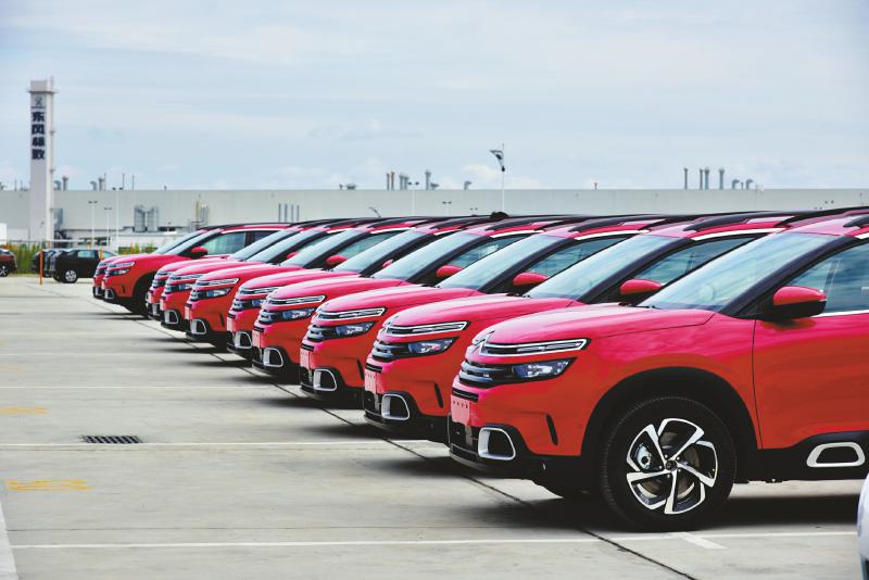 8月11日，全球首批东风雪铁龙SUV天逸商业化车辆从成都发出。（神龙公司成都工厂供图）